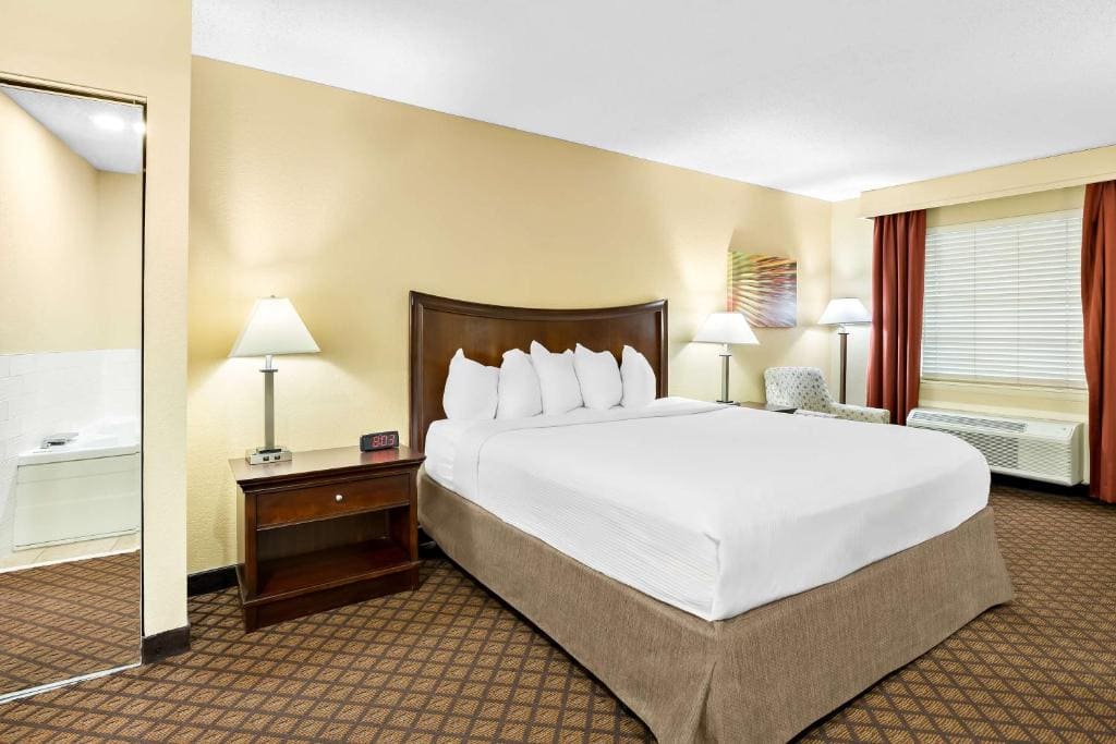 King Suite with Spa Bath - Non-Smoking room - Image 1