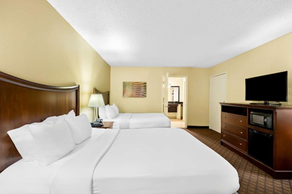 Queen Room with Two Queen Beds with Roll-In Shower - Mobility Access room - Image 1