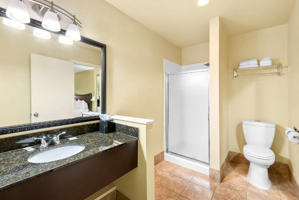 King Suite with Spa Bath - Non-Smoking room - Image 2