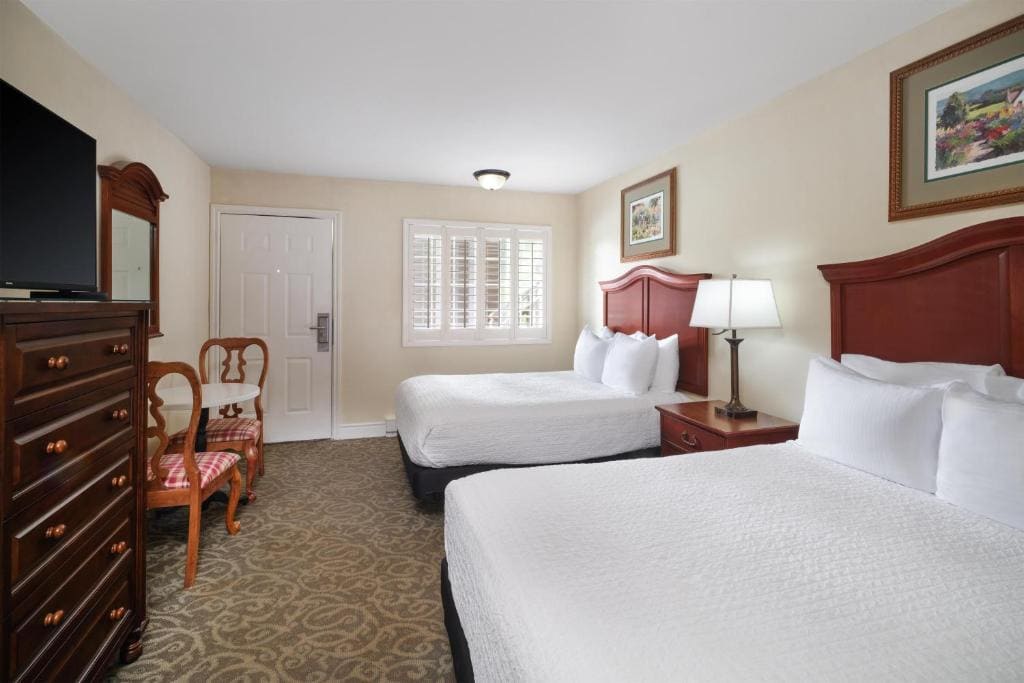 Double Room with Two Double Beds and Bath Tub - Disability Access/Non-Smoking room - Image 2