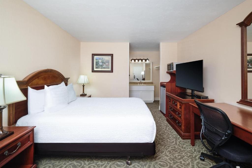 Large Queen Room with Two Queen Beds - Non-Smoking room - Image 3