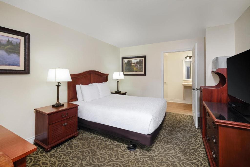 Queen Room with Bath Tub - Disability Access/Non-Smoking room - Image 2
