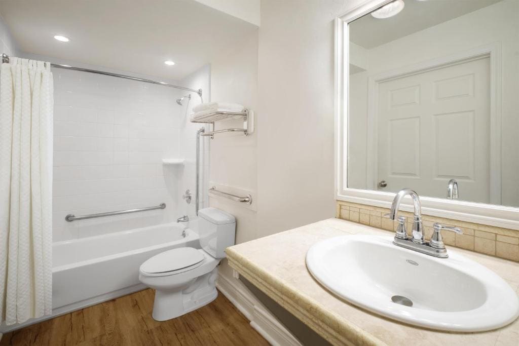 Queen Room with Bath Tub - Disability Access/Non-Smoking room - Image 3