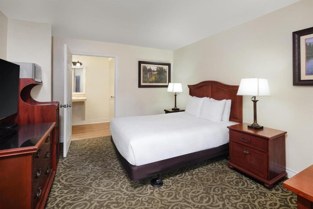 Queen Room with Roll-In Shower - Disability Access/Non-Smoking room - Image 2