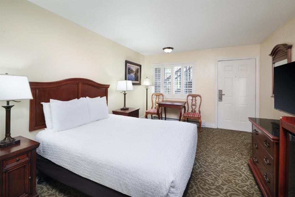 Queen Room with Roll-In Shower - Disability Access/Non-Smoking room - Image 1