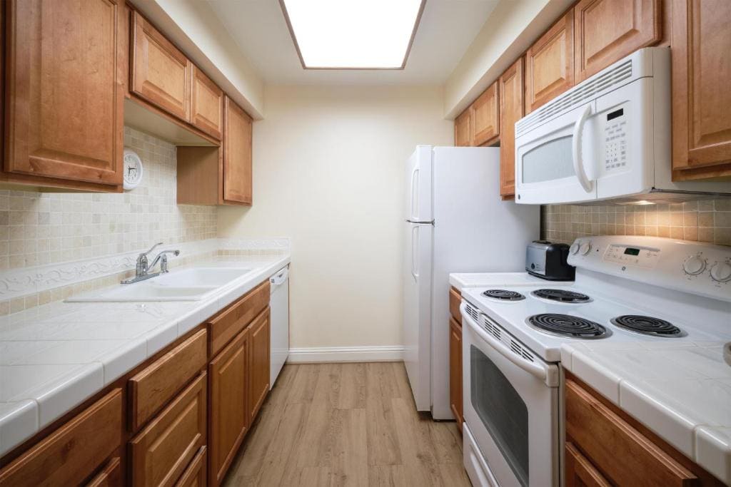 Queen Suite with Sofa Bed, Full Kitchen and Living Room - Non-Smoking room - Image 3