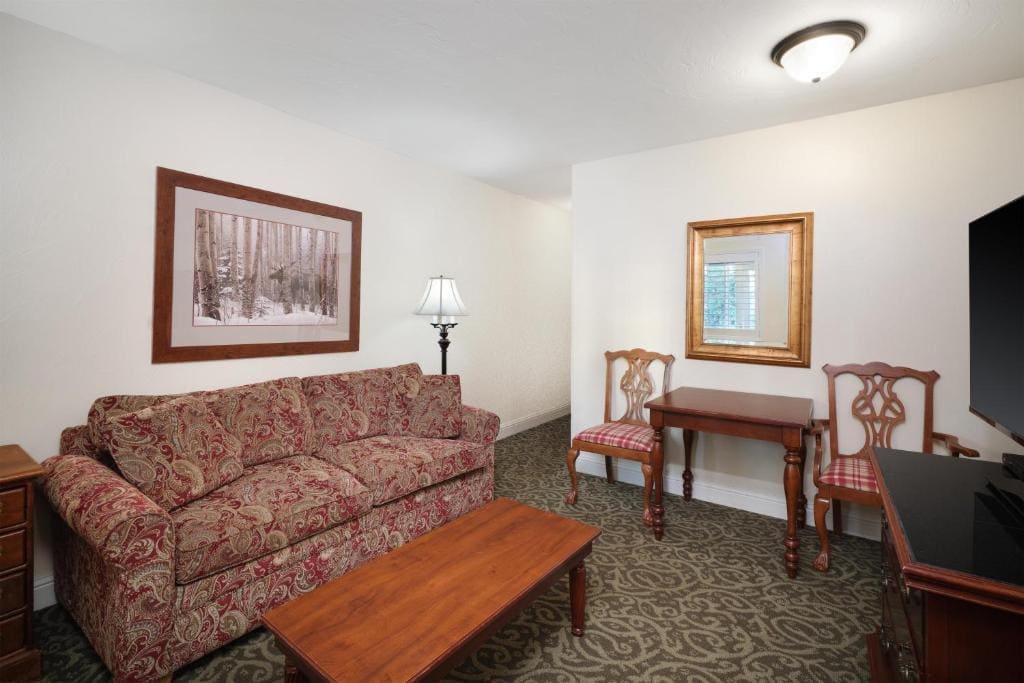 Queen Suite with Sofa Bed, Full Kitchen and Living Room - Non-Smoking room - Image 2