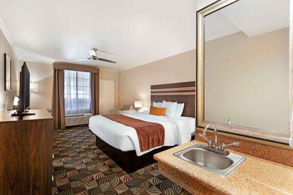 King Room with Roll-In Shower - Disability Access room - Image 1