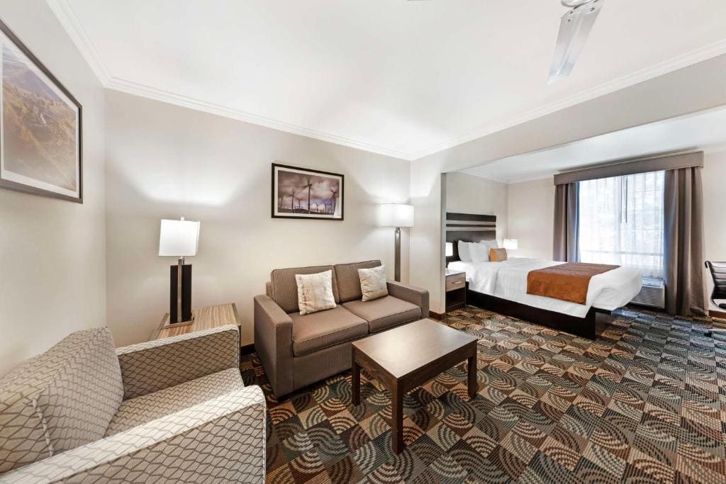 King Suite - Non-Smoking room - Image 3