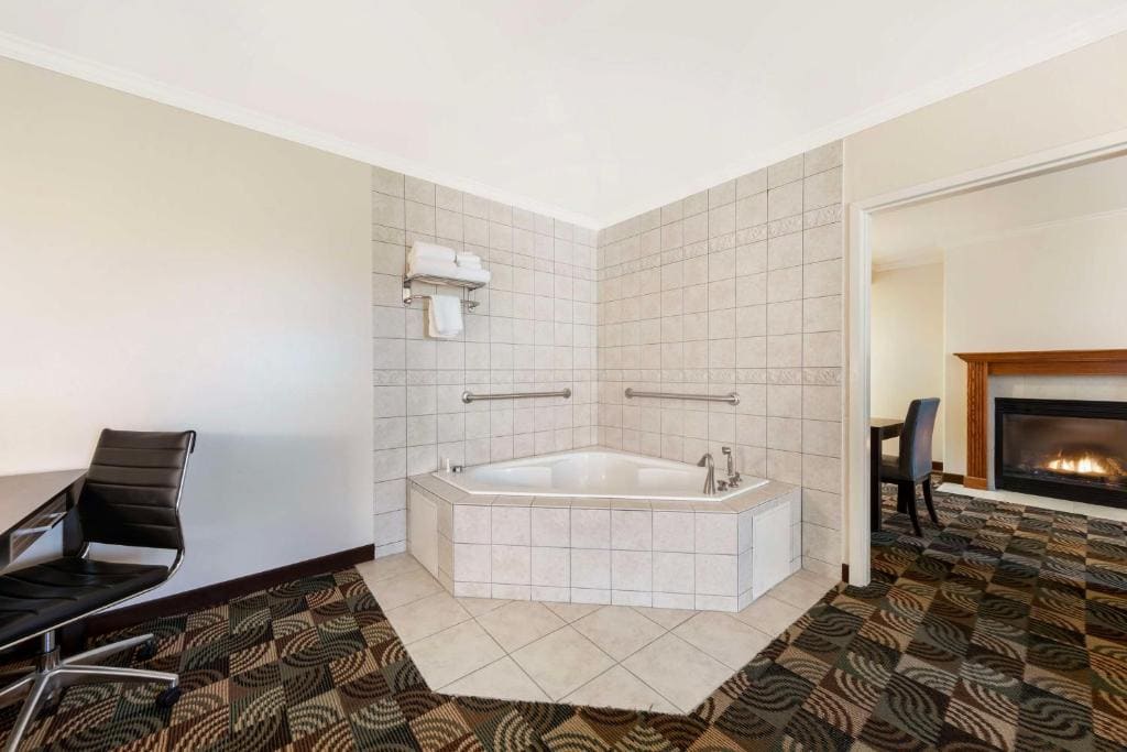 King Suite with Sofa Bed - Non-Smoking room - Image 1