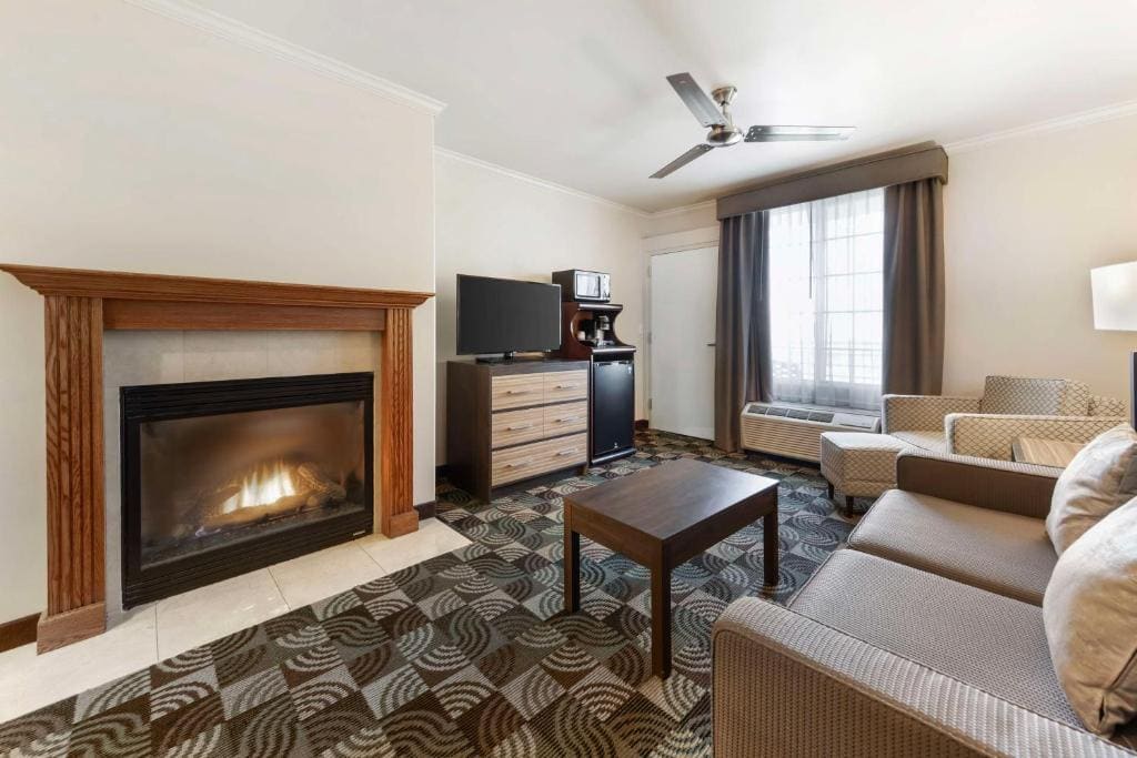 King Suite with Sofa Bed - Non-Smoking room - Image 2