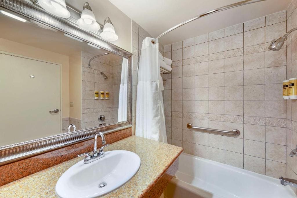 King Suite with Whirlpool - Non-Smoking room - Image 3
