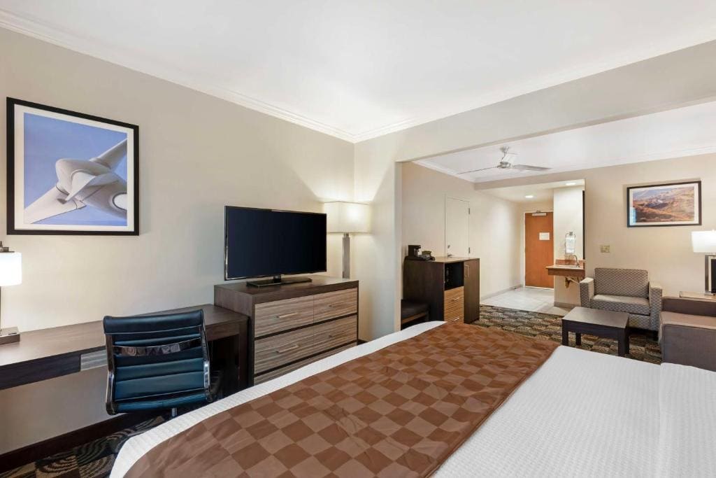King Suite - Non-Smoking room - Image 2