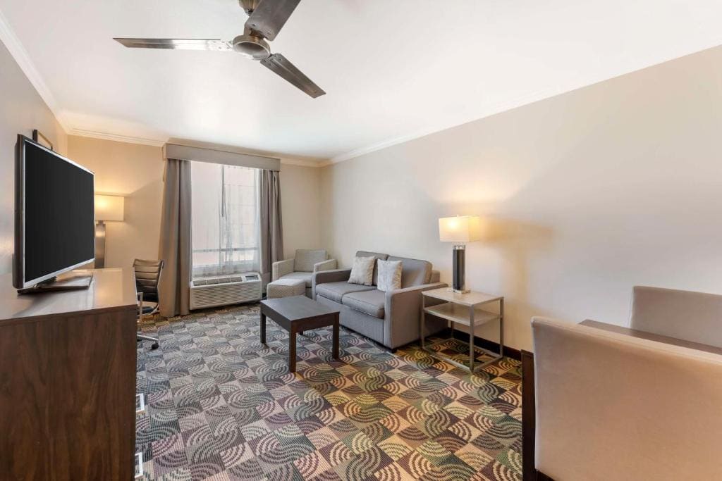 Queen Suite with Sofa Bed - Smoking room - Image 1