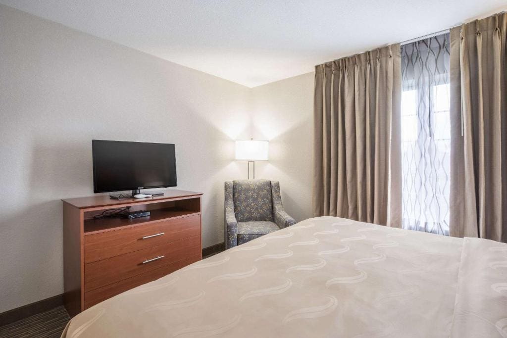 King Suite - Accessible/Non-Smoking room - Image 1
