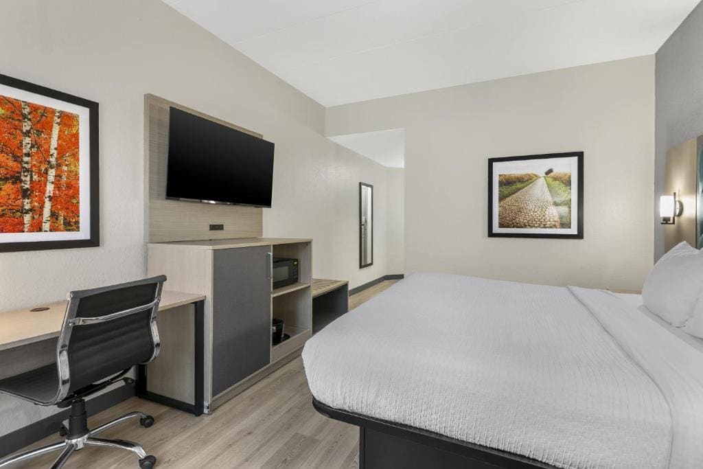 King Room with Bath Tub - Disability Access/Non-Smoking room - Image 2