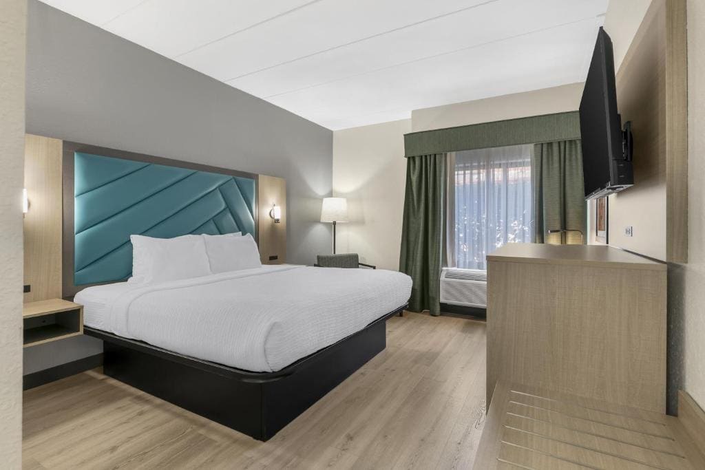 King Room with Bath Tub - Disability Access/Non-Smoking room - Image 1