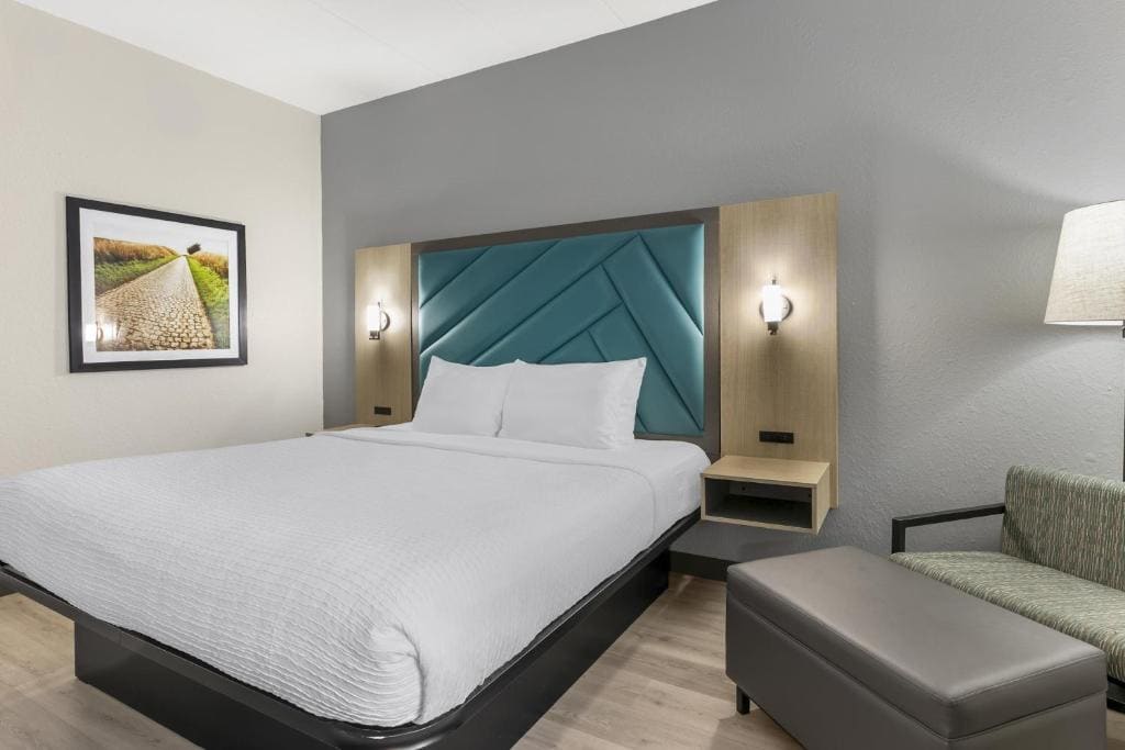 King Room with Bath Tub - Disability Access/Non-Smoking room - Image 3