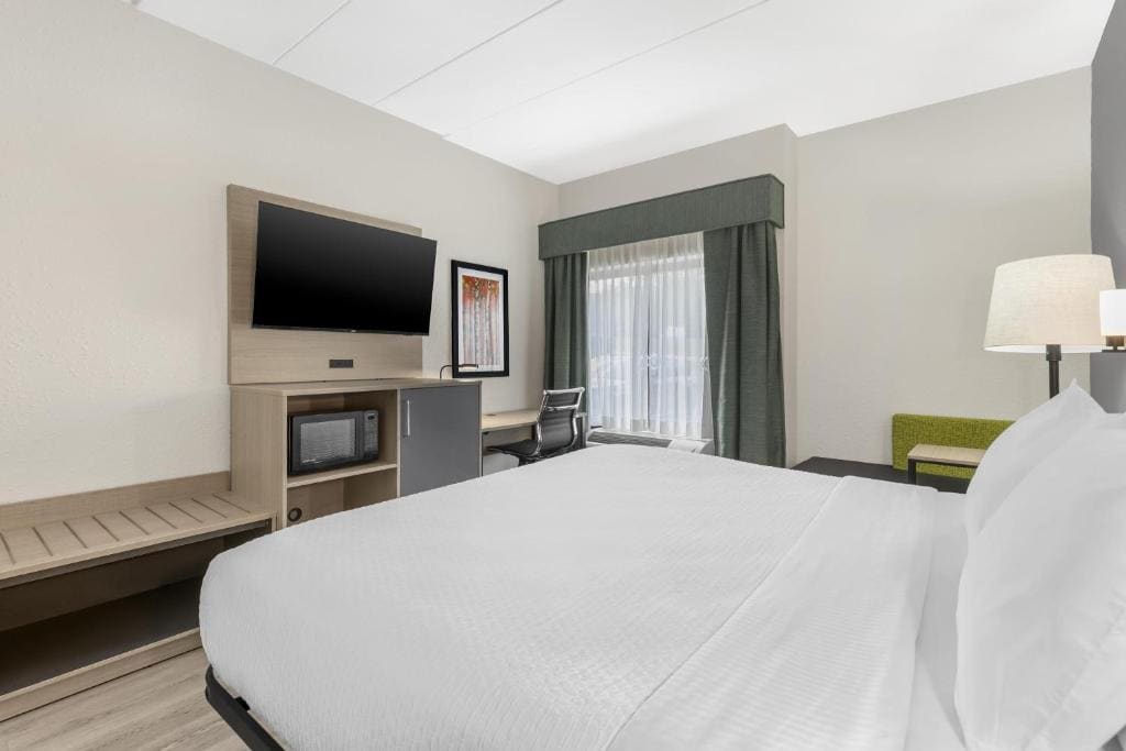King Room with Roll-in Shower - Disability Access/Non-Smoking room - Image 3