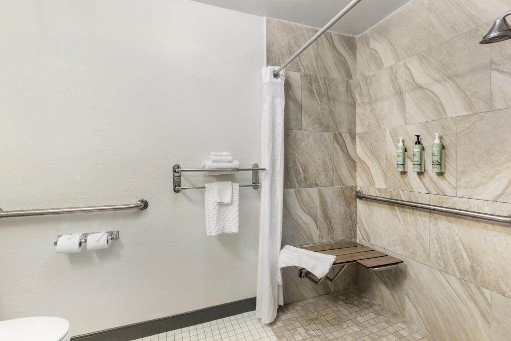 King Room with Roll-in Shower - Disability Access/Non-Smoking room - Image 2