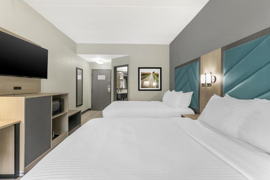 Queen Room with Two Queen Beds - Non-Smoking room - Image 3