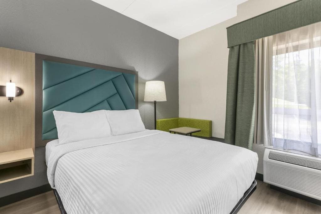 Queen Room with Two Queen Beds - Non-Smoking room - Image 2