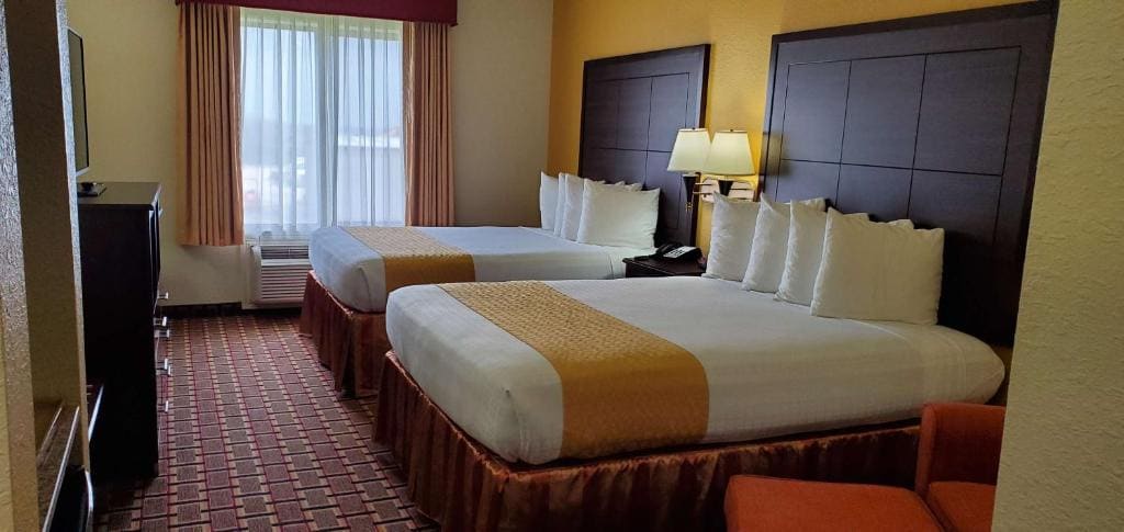 Queen Room with Two Queen Beds - Non-Smoking room - Image 2