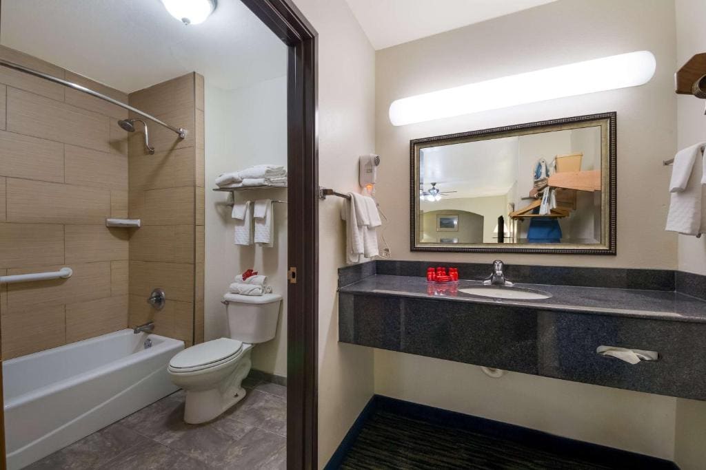 King Room with Jetted Tub - Non-Smoking room - Image 2