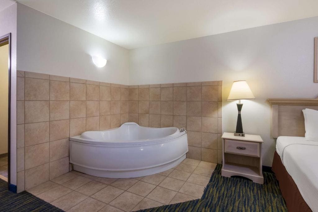 King Room - Non-Smoking room - Image 1