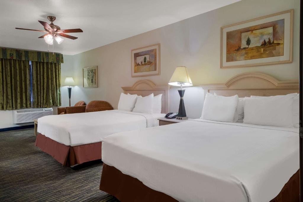 One-Bedroom Queen Suite with Bath Tub - Mobility Accessible room - Image 1