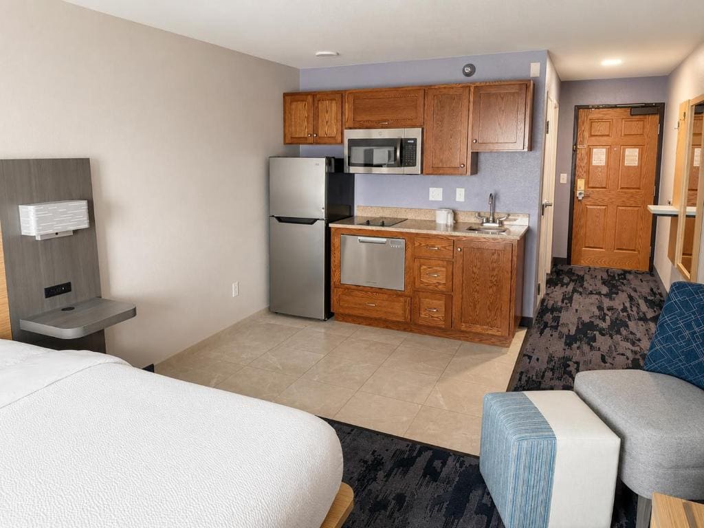 Queen Room with Two Queen Beds - Non-Smoking room - Image 3