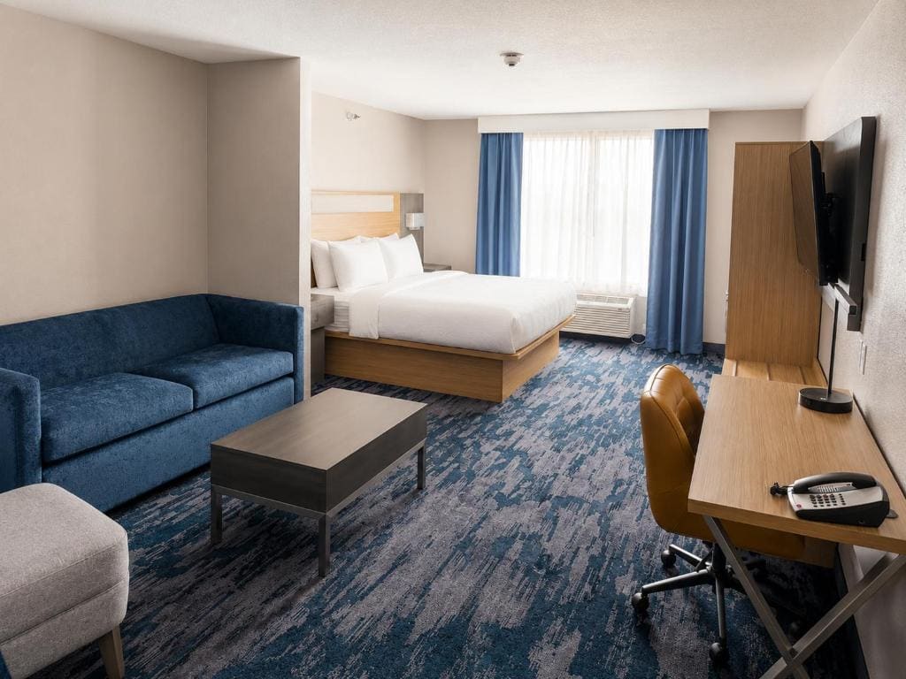 King Suite - Non-Smoking room - Image 3