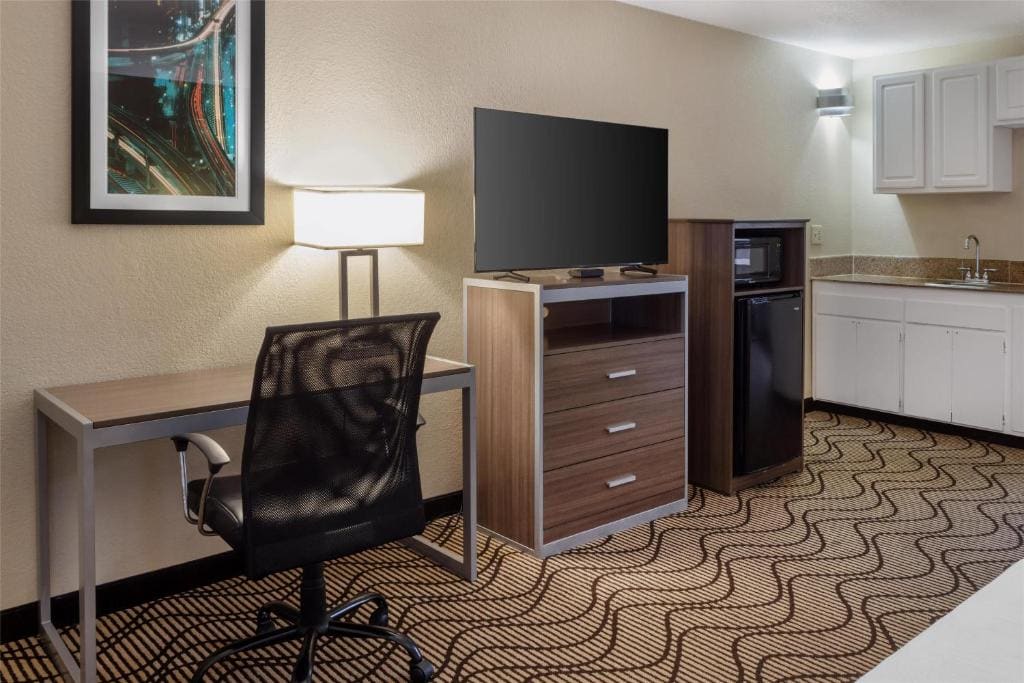 Queen Room with Two Queen Beds and Spa Bath - Non-Smoking room - Image 1
