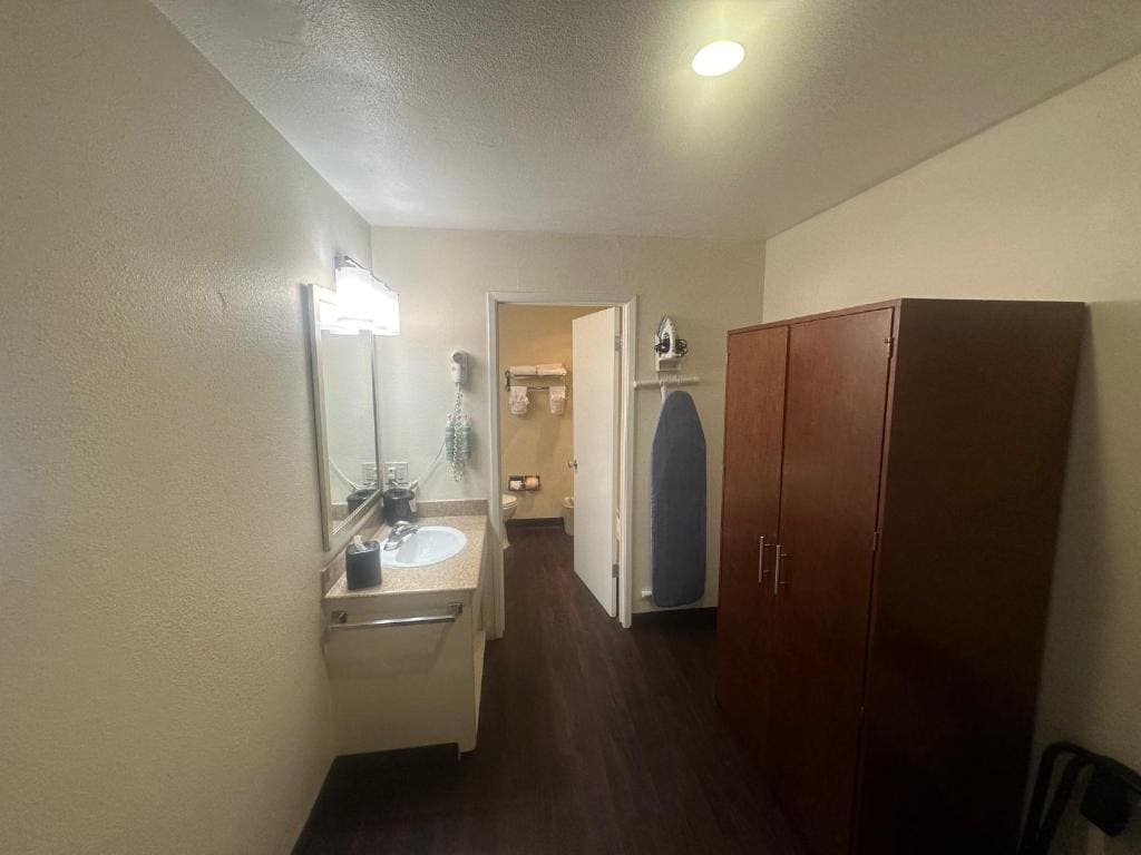 King Suite - Non-Smoking room - Image 1