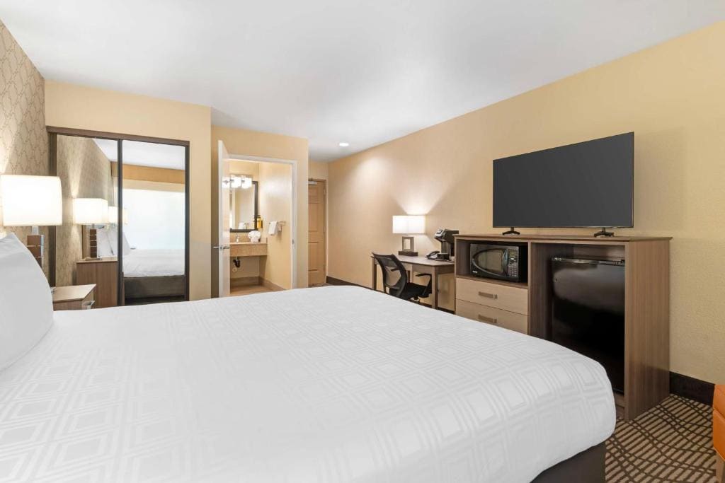 King Room with Roll-in Shower - Disability Access/Non-Smoking room - Image 1