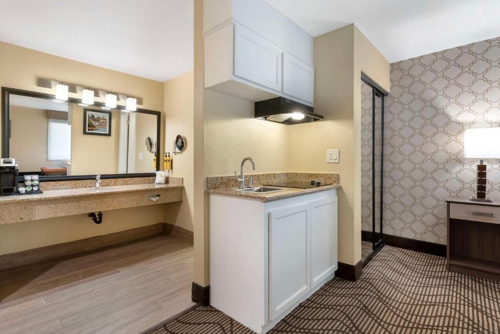 King Room with Kitchenette - Non-Smoking room - Image 2