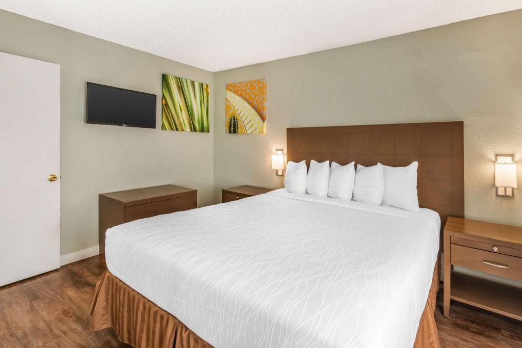 Queen Room with Two Queen Beds and Bathtub - Mobility Access/Non-Smoking room - Image 2