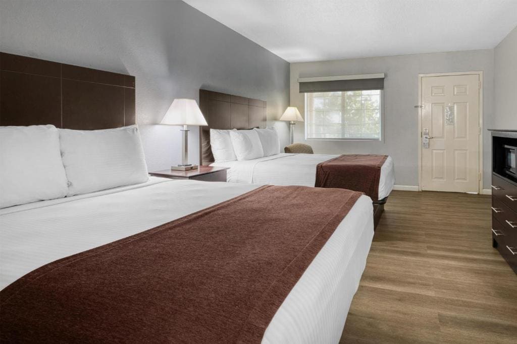Queen Room with Two Queen Beds - Non-Smoking room - Image 1