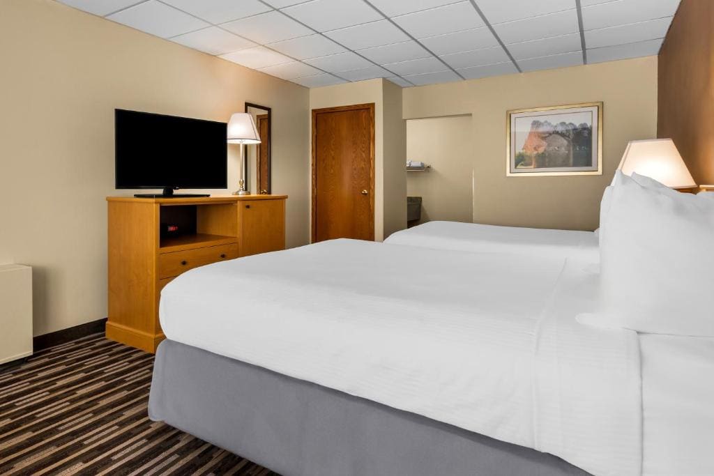 Queen Room with Two Queen Beds - Second Floor/Non-Smoking room - Image 2