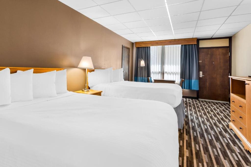 Queen Room with Two Queen Beds - Second Floor/Non-Smoking room - Image 1