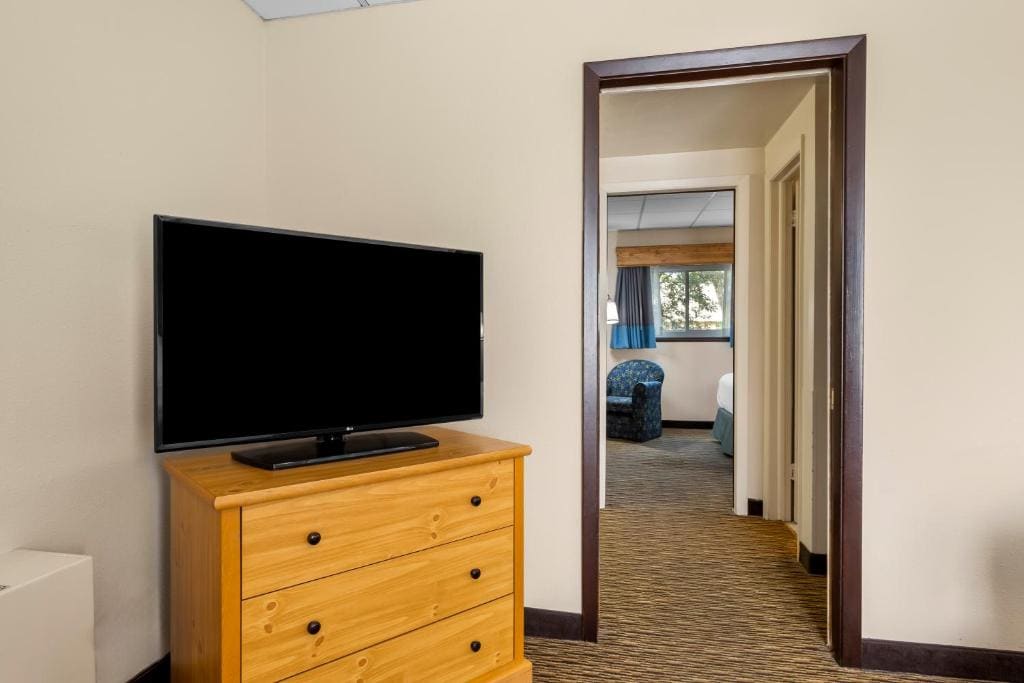 Two-Bedroom Queen Suite with Queen Beds - Second Floor/Non-Smoking room - Image 2