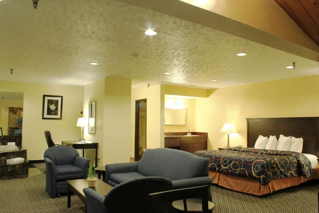 King Suite - Non-Smoking room - Image 1