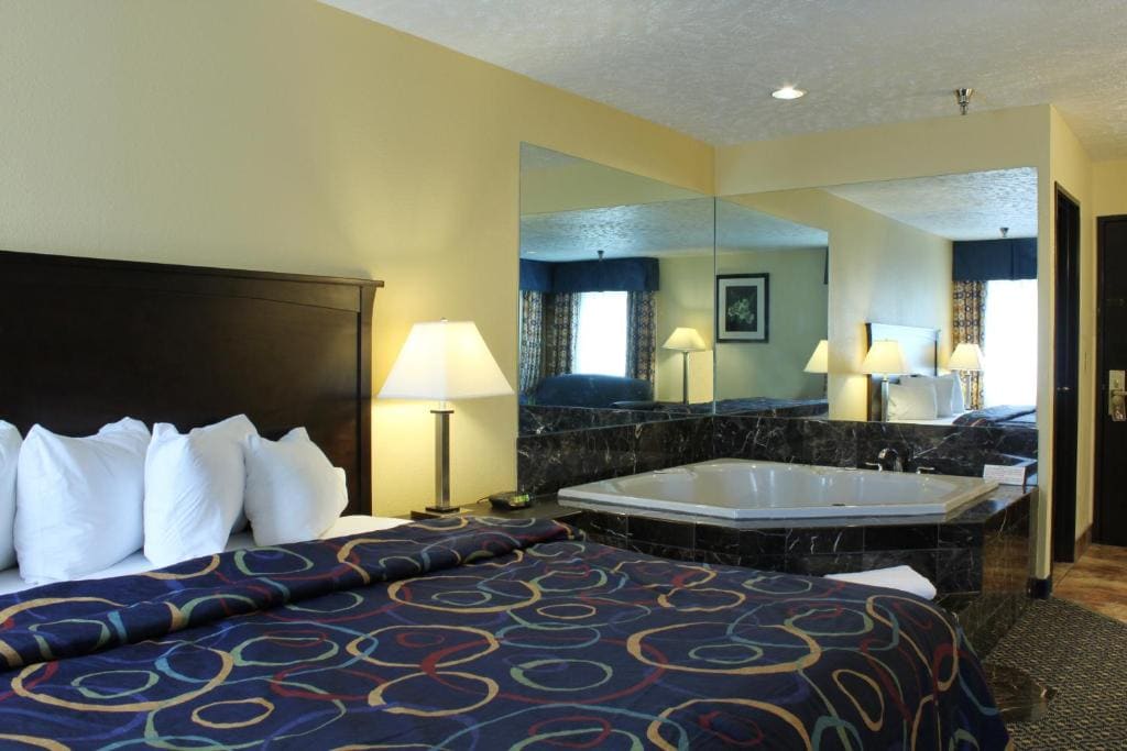 King Suite with Spa Bath - Non-Smoking room - Image 2