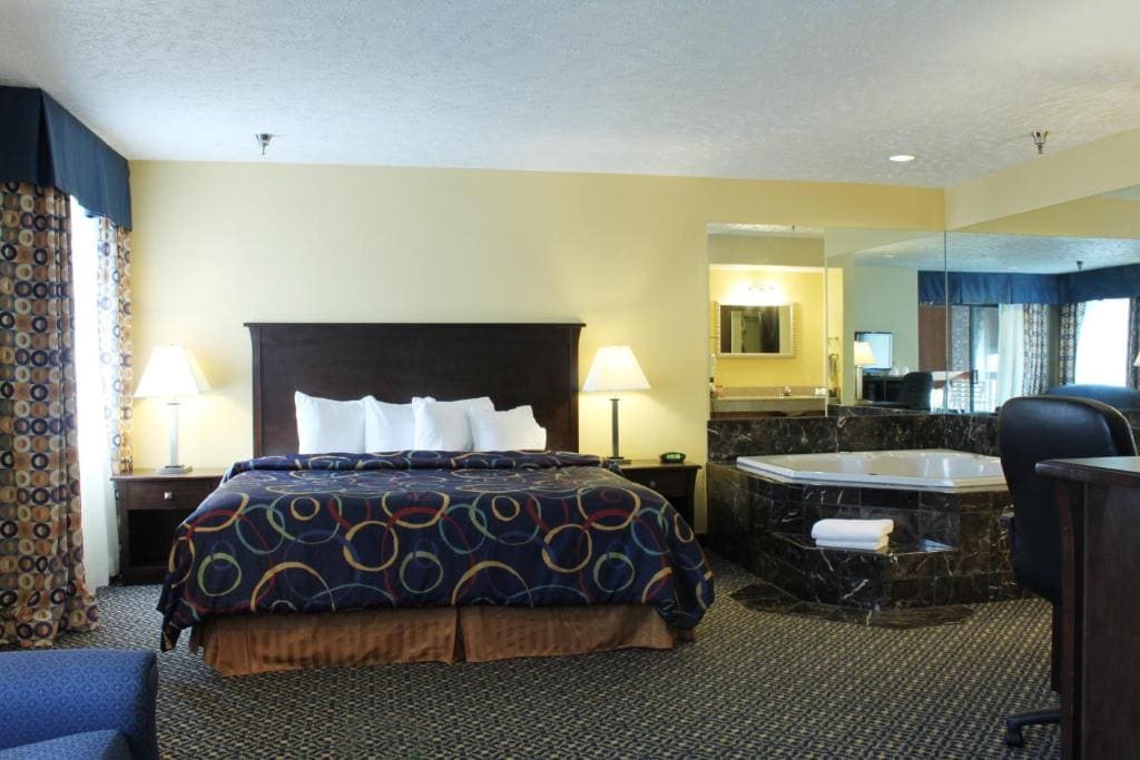 King Suite with Spa Bath - Non-Smoking room - Image 1