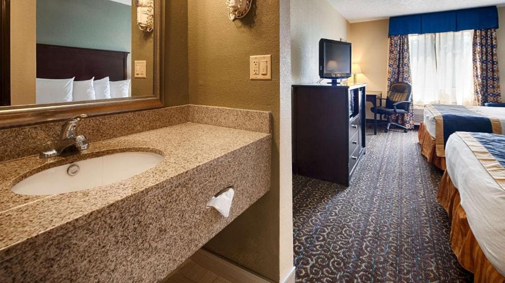 Queen Room with Two Queen Beds - Non-Smoking room - Image 2