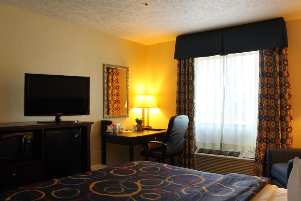 Queen Room with Two Queen Beds - Non-Smoking room - Image 3