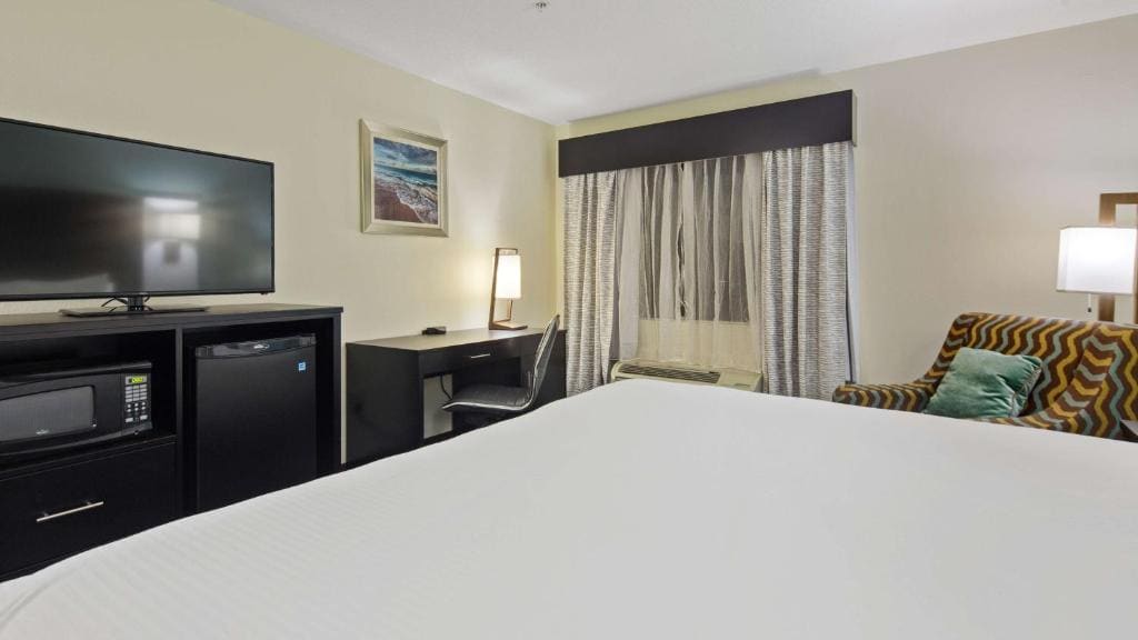 King Room with Roll-In Shower - Mobility Access room - Image 1