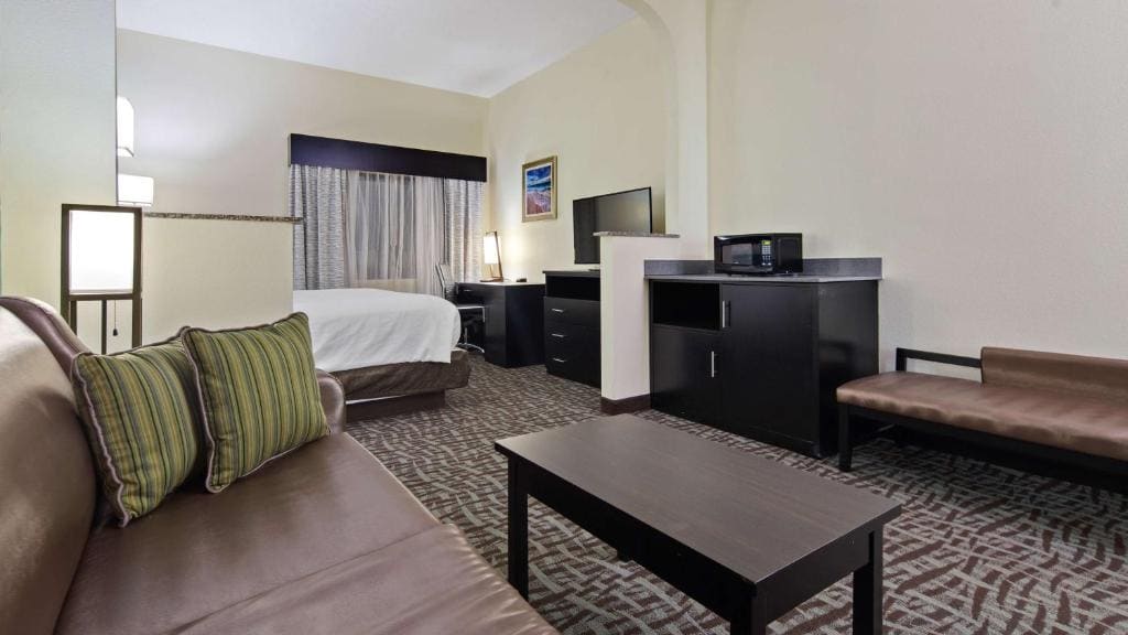 King Suite with Sofa Bed - Non-Smoking room - Image 2