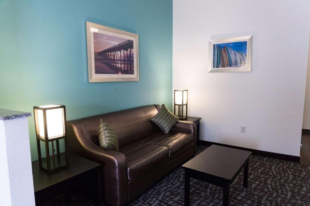 King Suite with Sofa Bed - Non-Smoking room - Image 3