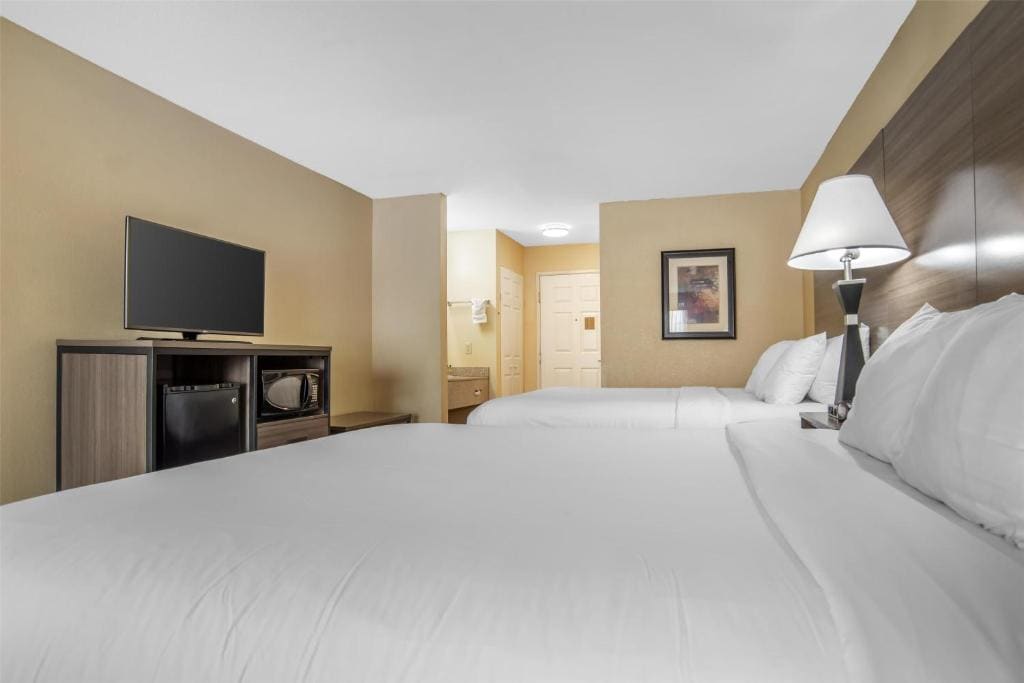 Large Queen Room with Two Queen Beds - Non-Smoking room - Image 2